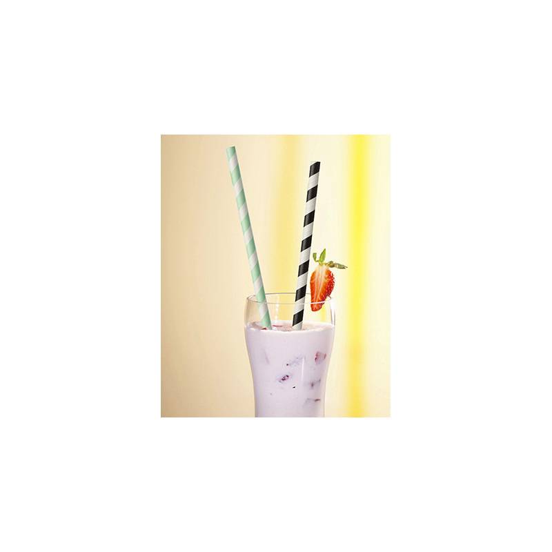 Ein Glas eisgekühlter rosa Milch mit zwei Strohhalmen und einer Erdbeere als Dekoration vor einem gelben Hintergrund.