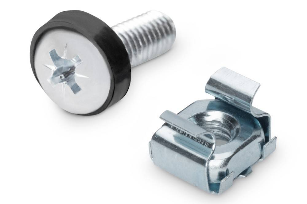 Eine silberne Schraube mit einer schwarzen Gummidichtung neben einer Metallklemmschelle. Die Komponenten scheinen Teil eines Befestigungs- oder Montagsystems zu sein.