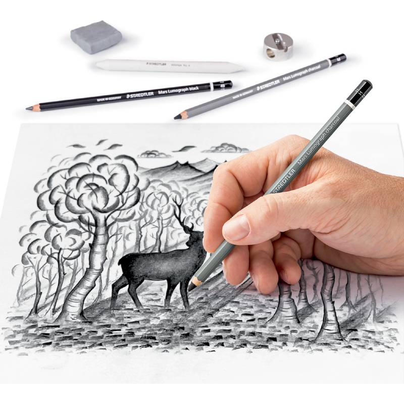 Eine Handzeichnung einer schwarz-weißen Skizze eines Hirsches in einem Wald mit Bleistiften; Radiergummi und Anspitzer in der Nähe, was einen künstlerischen Arbeitsprozess andeutet.