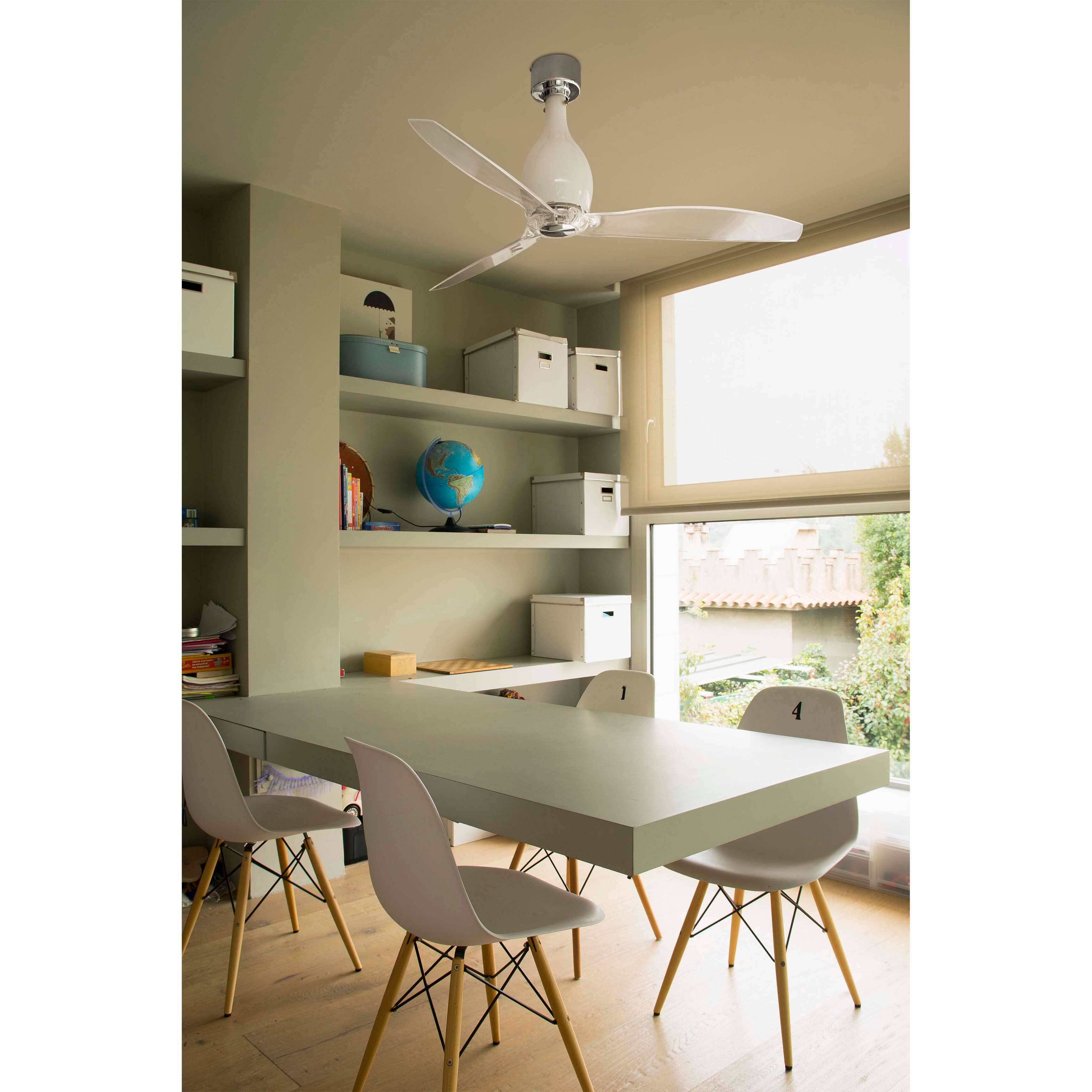 Ein moderner Essbereich mit einem rechteckigen Tisch, vier Stühlen und Regalen, auf denen Aufbewahrungsboxen und ein Globus stehen. Ein großes Fenster lässt natürliches Licht herein.