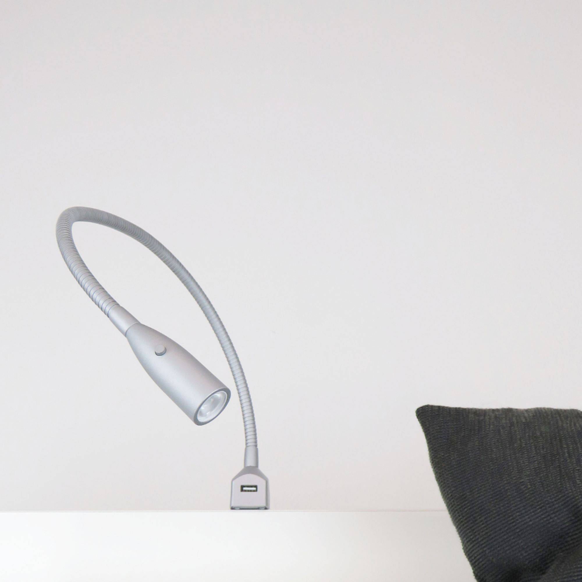 kalb | Flexible LED Bettleuchte silbergrau warmweiß Leseleuchte mit integrierter USB Ladefunktion