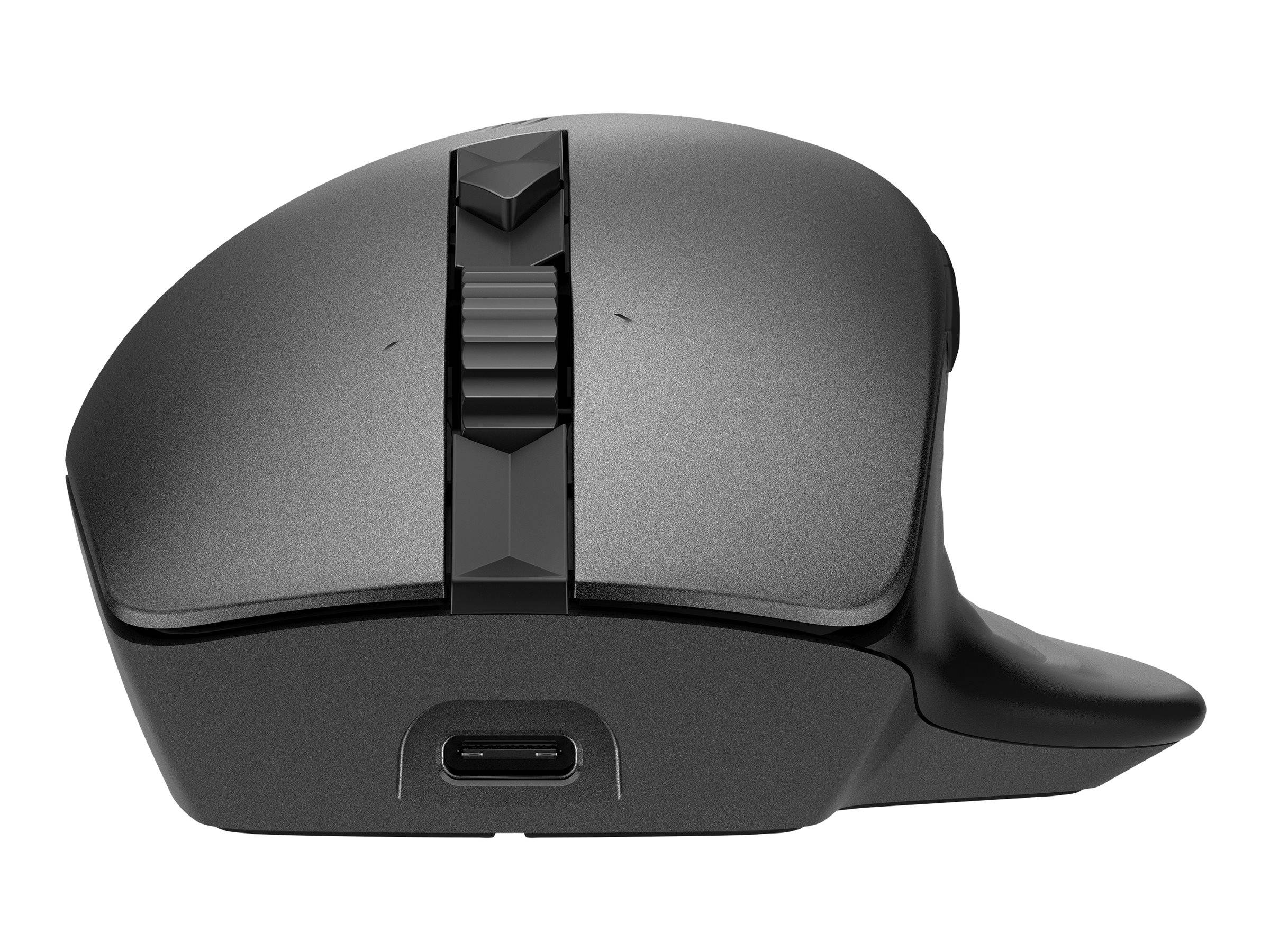Schwarze kabellose Computermaus mit einem zentralen Scrollrad und USB-C-Ladeanschluss auf weißem Hintergrund dargestellt.