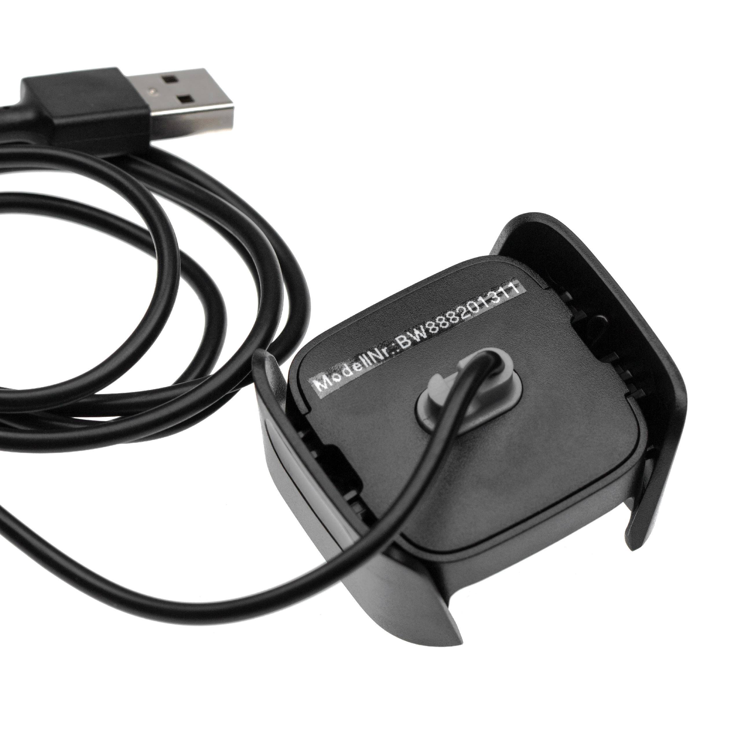 USB-Ladekabel mit einem kleinen schwarzen quadratischen Gerät oder einer Dockingstation, gezeigt auf weißem Hintergrund.