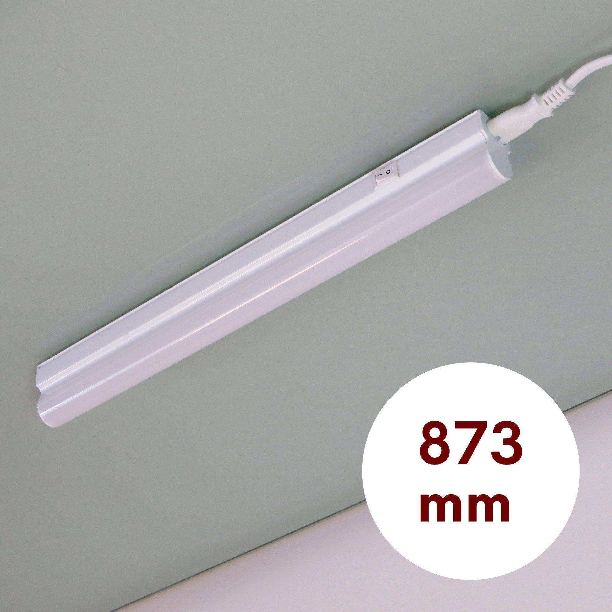 Eine 873 mm LED-Leuchte ist an einer blassgrünen Wand montiert, wobei ein weißes Netzkabel sichtbar ist.