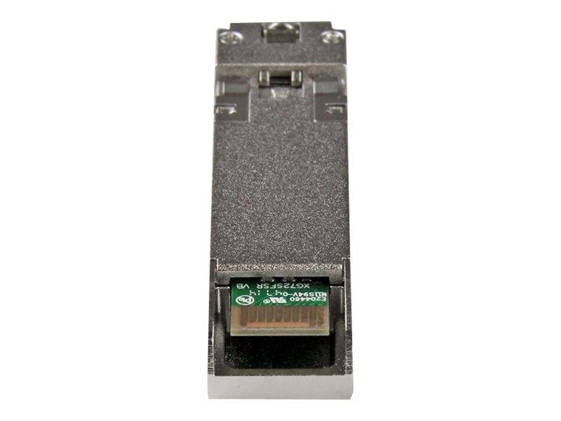 Ethernet-Netzwerkport-Modul mit einem kleinen grünen optischen Stecker in einem Metallgehäuse, vor weißem Hintergrund gezeigt.