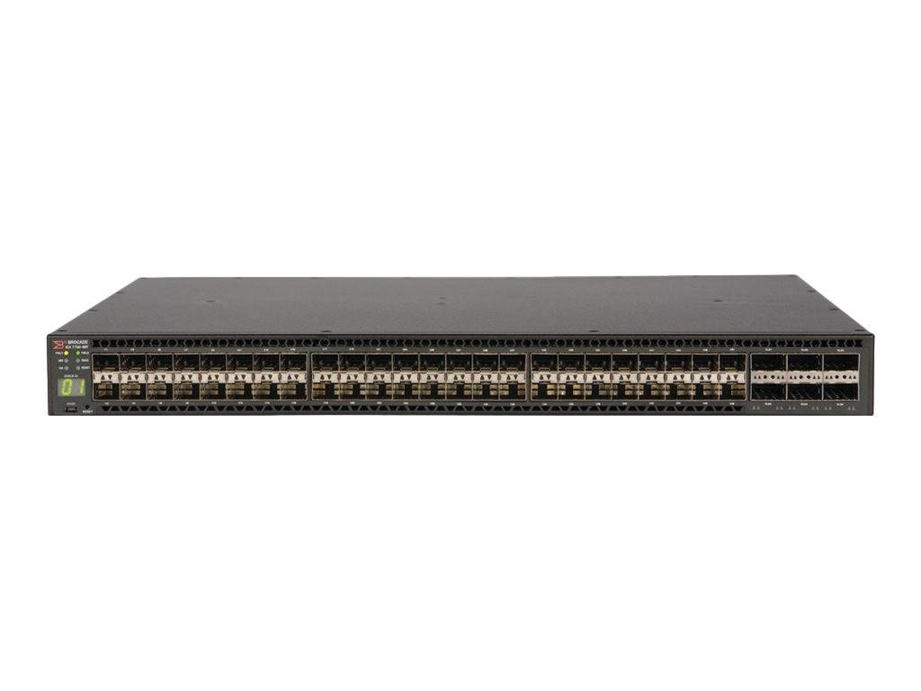 Vorderansicht eines in ein Rack eingebauten Netzwerk-Switches mit vielen Ethernet-Anschlüssen und Statusleuchten auf weißem Hintergrund.
