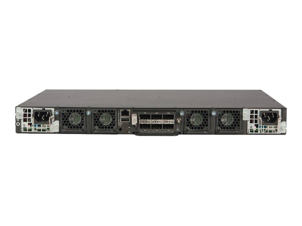 Rückansicht eines in einem Rack montierten Server-Gehäuses mit mehreren Kühlventilatoren, Stromversorgungen und Netzwerkanschlüssen auf weißem Hintergrund.
