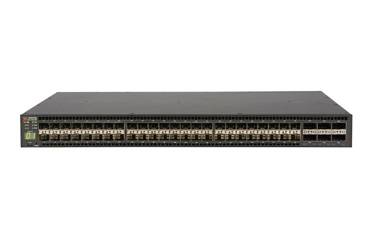 Vorderansicht eines in ein Rack montierten Ethernet-Netzwerk-Switches mit mehreren Reihen von Anschlüssen und Statusleuchten auf weißem Hintergrund