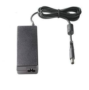 Schwarzes Laptop-Netzteil mit angebrachtem Kabel und Hohlsteckverbinder auf weißem Hintergrund.