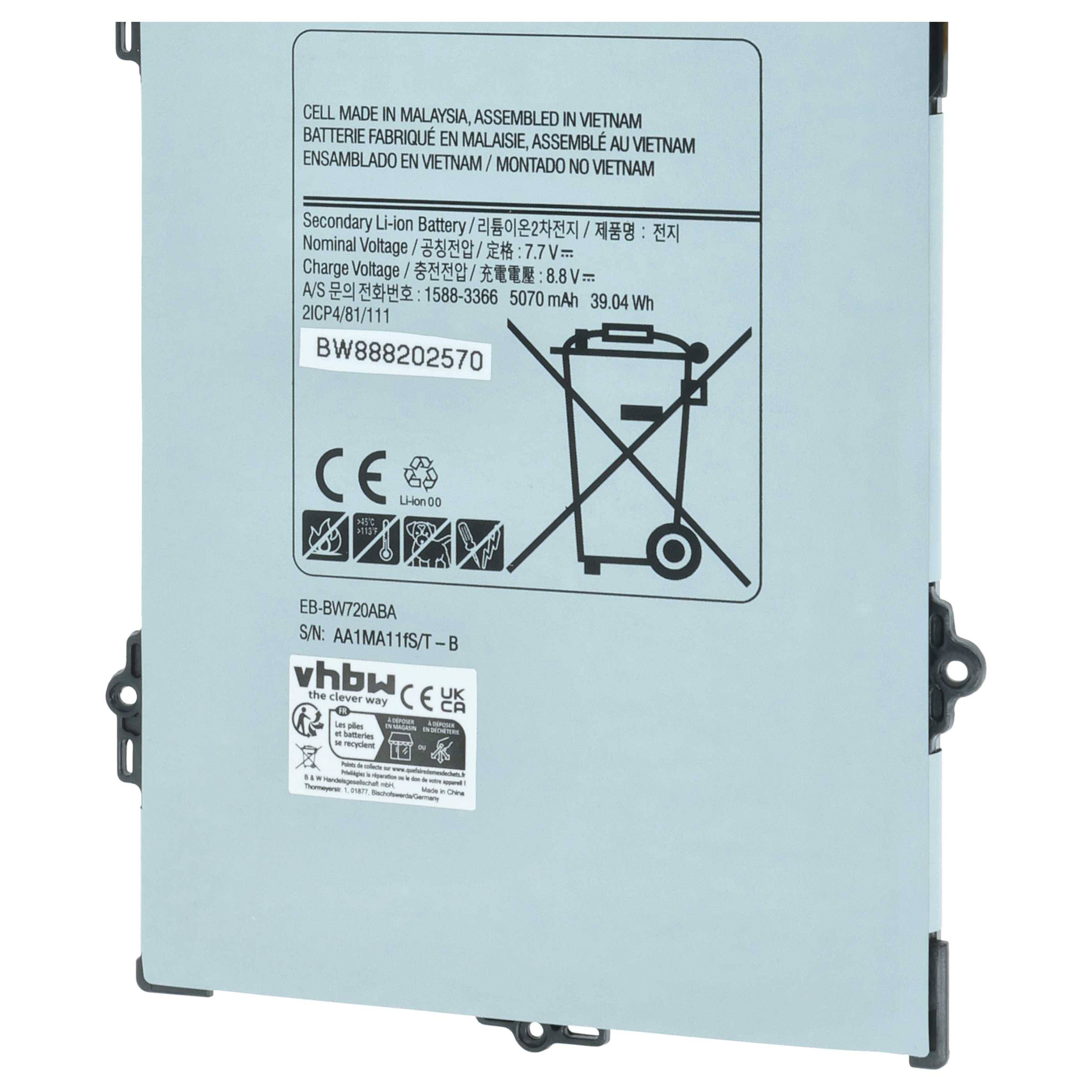 Samsung-Tablet-Akku mit Aufklebern, auf denen das Modell EB-BT700ABA, 8,8 V, 5700 mAh und das durchgestrichene Symbol einer Mülltonne auf Rädern für Elektroschrott-Recycling angezeigt sind.