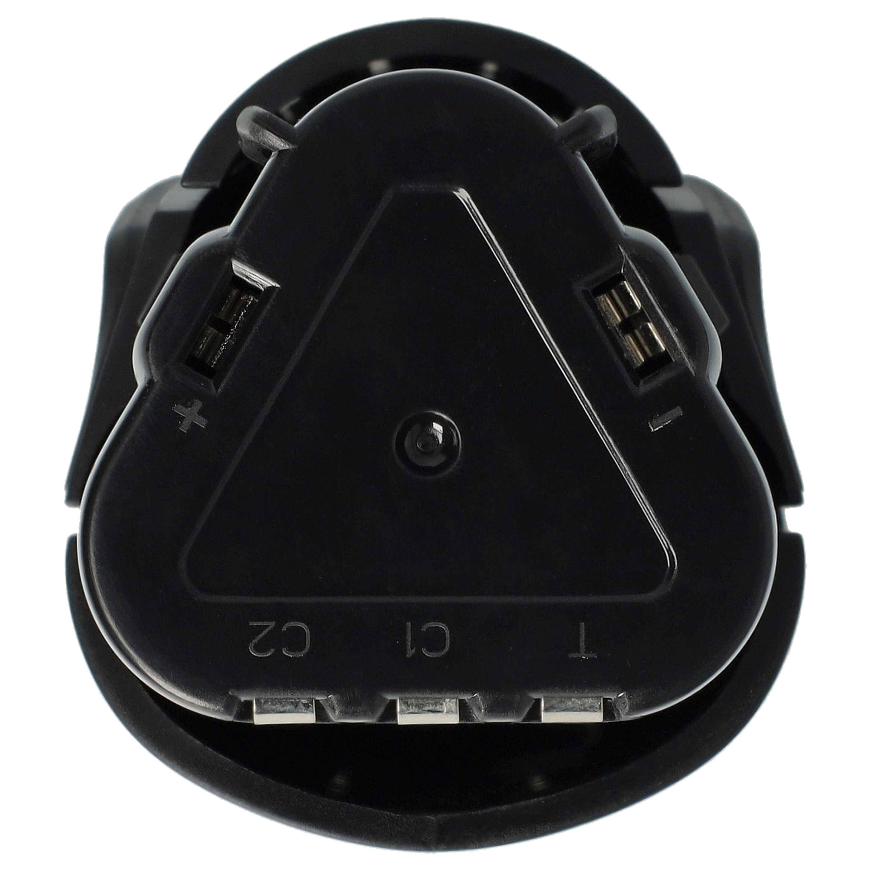 „Ein schwarzer, dreieckiger elektrischer Steckeradapter mit sichtbaren Metallstiften im Inneren und mit ‚+' und ‚-' Zeichen an den Seiten beschriftet.