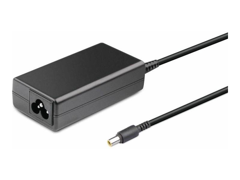 Ein schwarzes Laptop-Ladegerät mit einem Kabel, das in einen Stecker mit gelber Spitze endet, vor einem einfarbigen weißen Hintergrund.