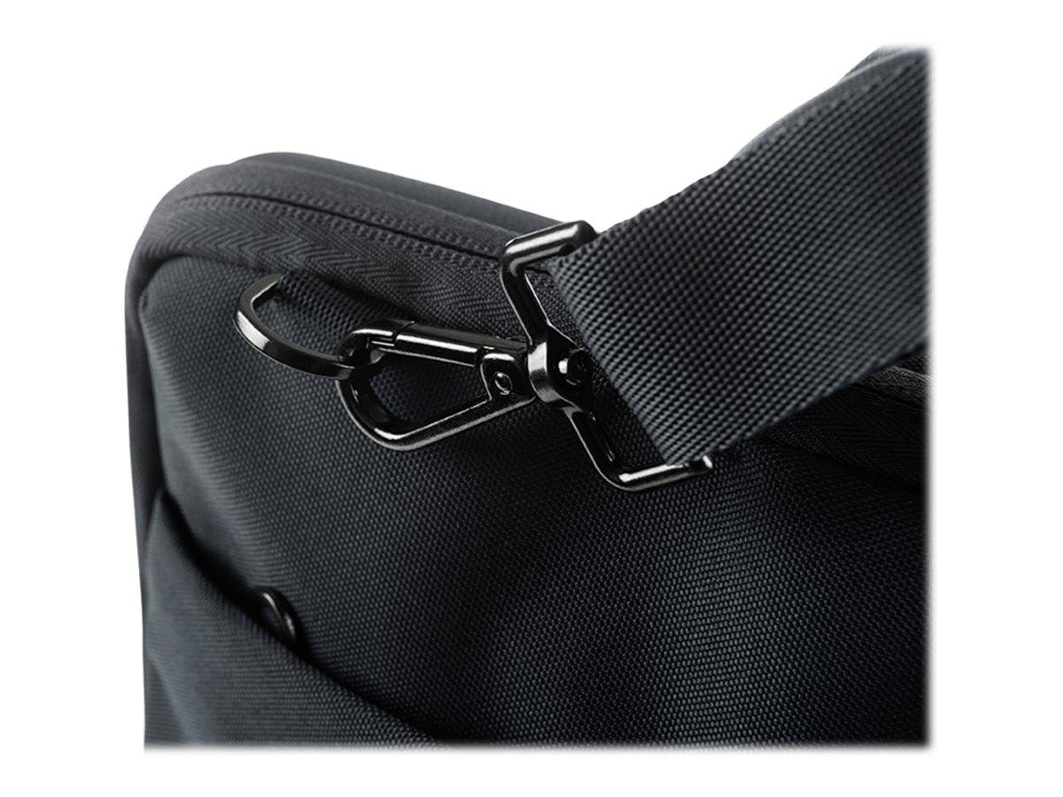 Nahaufnahme einer schwarzen Stofftaschenschutz-Ecke mit einem Metallclip, der einen breiten Riemen befestigt.