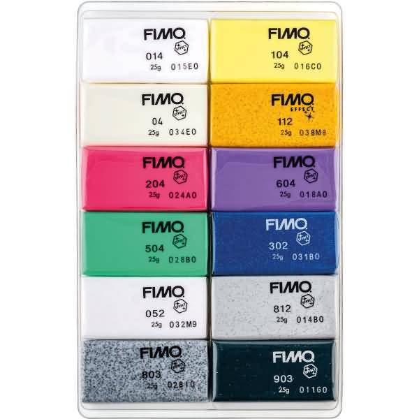 Sortierte FIMO-Polymer-Ton-Blöcke in einem durchsichtigen Kunststoffbehälter, angeordnet in zwei Spalten aus farbigen beschrifteten 25-g-Quadraten.