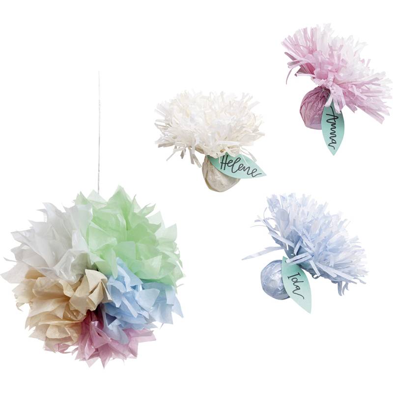 Bunte Seidenpapier-Pompon-Dekorationen mit Namenschildern, die 'Helene', 'Maria' und 'Ida' tragen, geeignet für festliche Veranstaltungen.