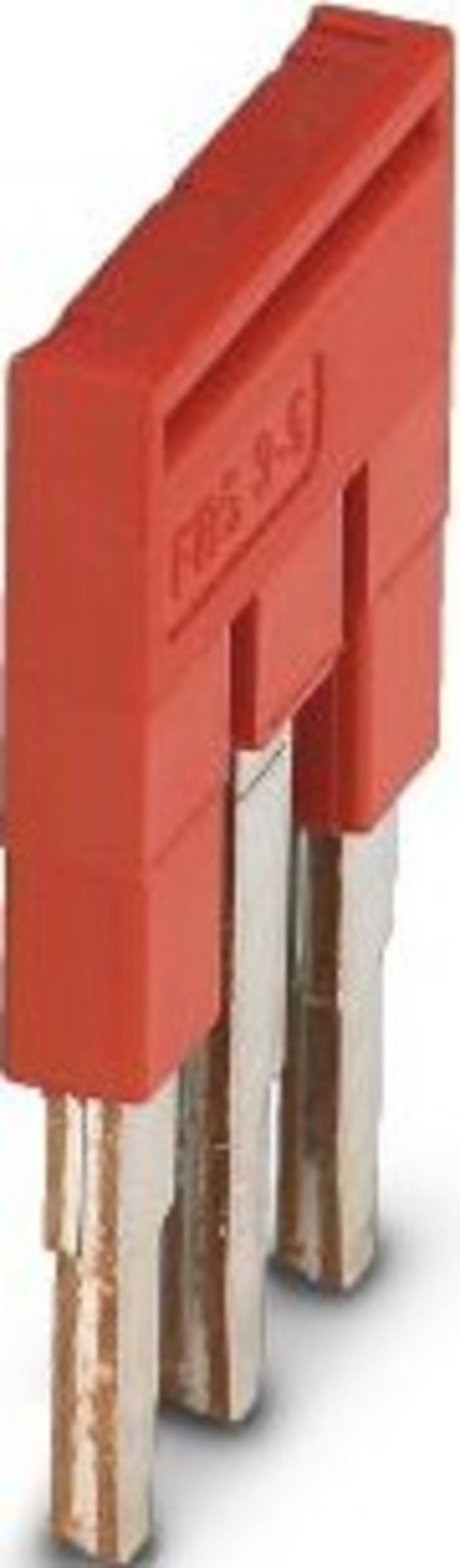 Roter Elektrostecker mit drei Metallkontakten auf weißem Hintergrund.