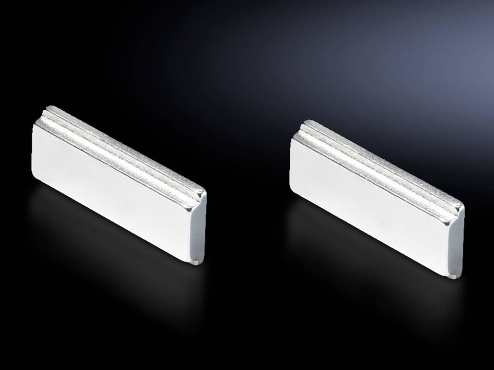 Zwei rechteckige metallische Anschlüsse mit flachen Oberflächen, diagonal vor einem schwarzen Verlaufshintergrund positioniert, wobei ihre reflektierende Eigenschaft hervorgehoben wird.