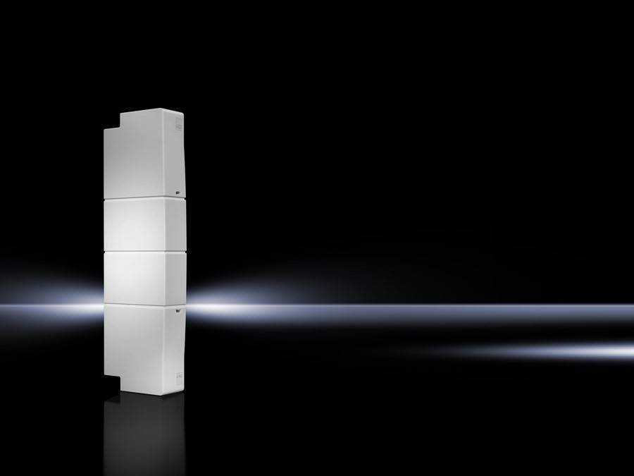 Vier gestapelte weiße Lautsprecher sind vor einem dunklen, minimalistischen Hintergrund platziert, mit einem subtilen Beleuchtungseffekt rechts, was einen cleanen, futuristischen Eindruck vermittelt.