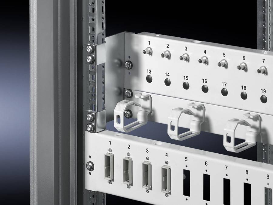 Eine Nahaufnahme eines Serverracks mit nummerierten Steckplätzen von 1 bis 18, einige mit Anschlüssen, konzipiert zur Organisation von Kabeln und Hardware.