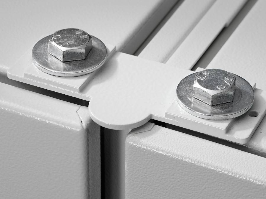 Nahaufnahme von zwei Metallplatten, die durch Bolzen miteinander verbunden sind und industrielles Design und präzise Ingenieurskunst veranschaulichen.