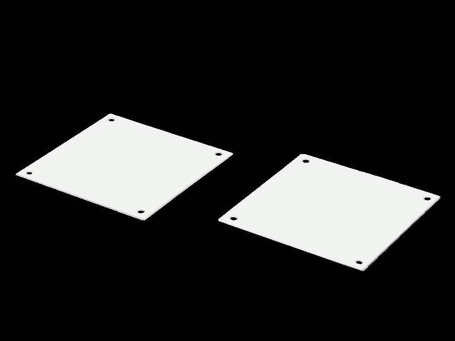 Zwei flache, weiße quadratische Platten mit kleinen Löchern an jeder Ecke, vor einem dunklen Hintergrund.