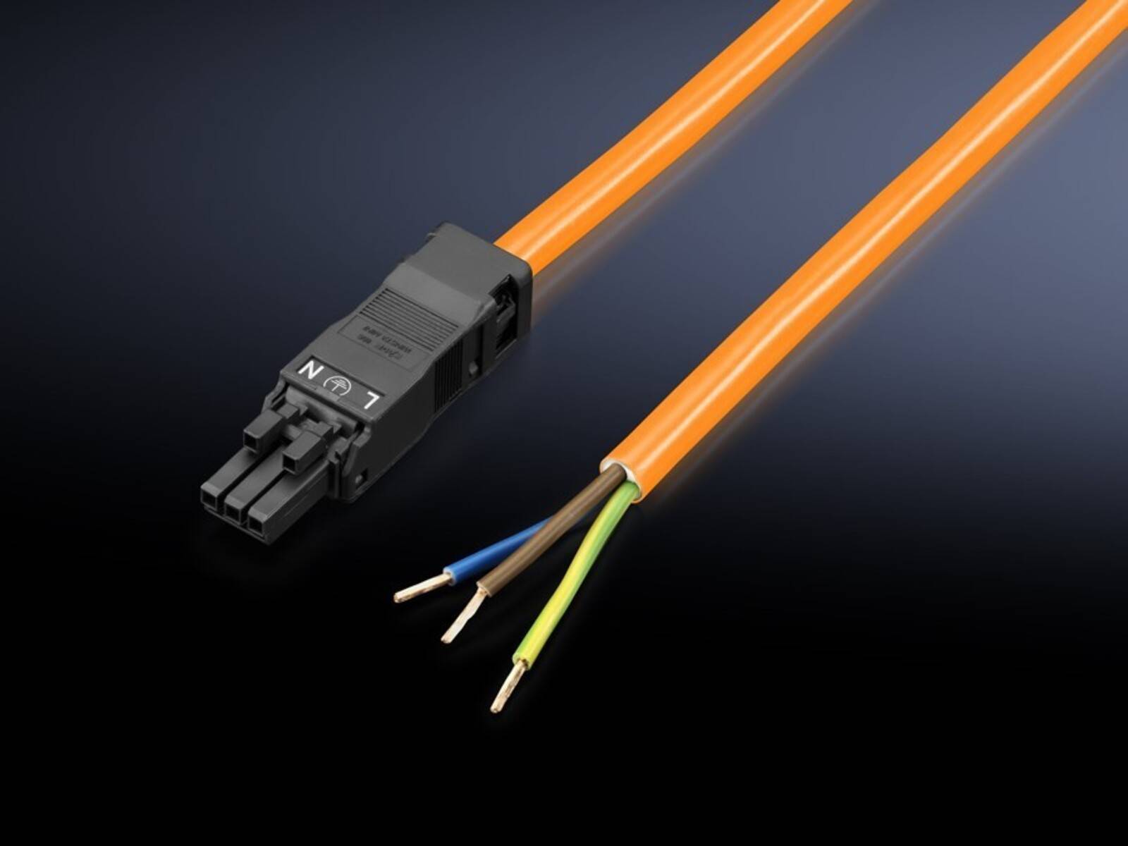 Oranges Glasfaserkabel mit schwarzem Stecker und freiliegenden blauen, weißen und gelben Drähten auf dunklem Hintergrund.