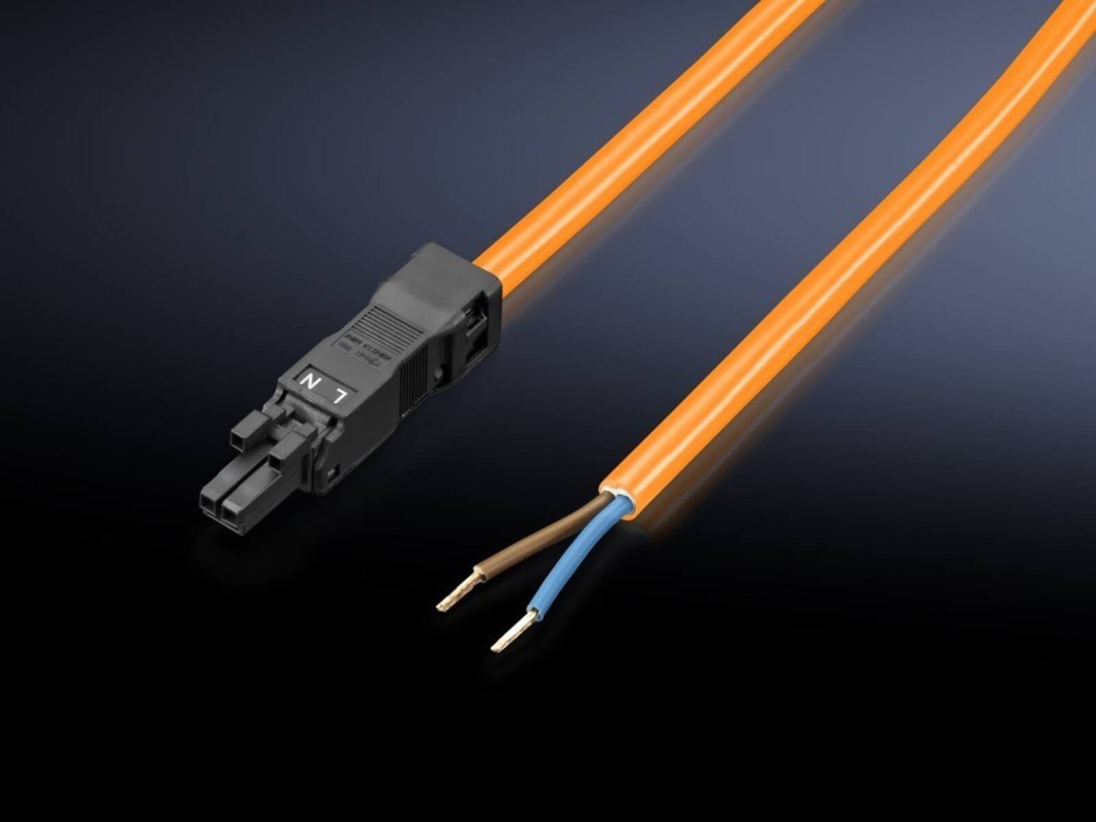 Nahaufnahme eines orangefarbenen Lichtwellenleiterkabels mit einem schwarzen Stecker, gezeigt neben einem durchschnittenen Kabelende, das zwei Drähte freilegt.