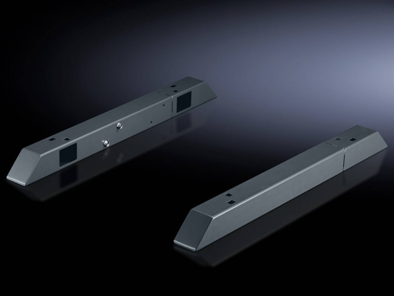Zwei schwarze rechteckige elektronische Sensorbauteile mit kleinen quadratischen Sensoren auf ihren Oberflächen, die vor einem dunkelgrauen Hintergrund platziert sind.