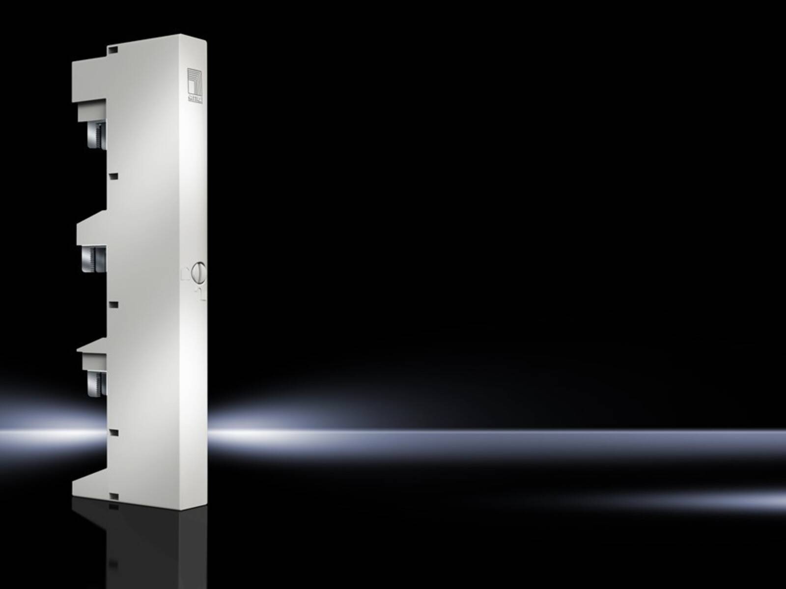 Eine vertikale metallische Serverrack-Tür steht in einem dunklen Raum angelehnt und strahlt ein weiches weißes Licht von innen aus, das einen fokussierten Schein erzeugt.