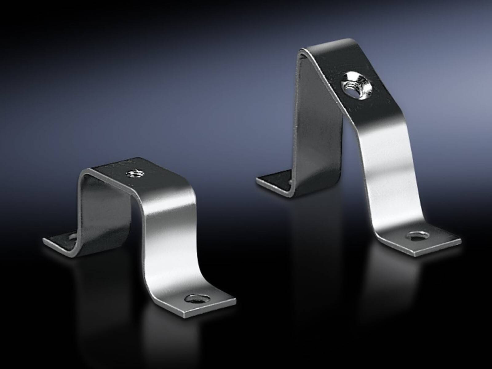 Zwei Metallhalterungsklammern auf einer dunklen Oberfläche; eine ist kleiner als die andere. Jede hat ein Loch für Schrauben auf ihrer flachen Basis.