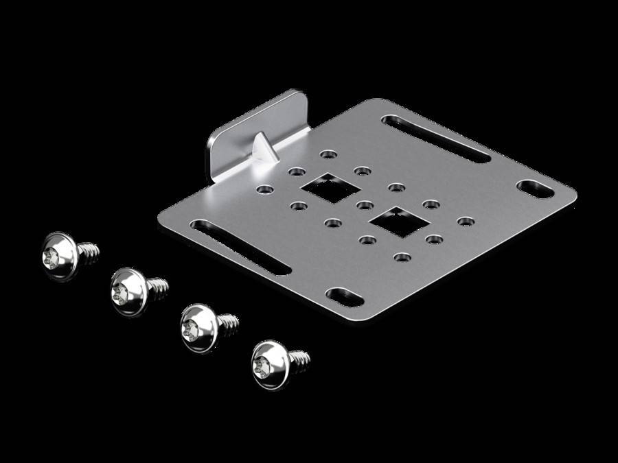 Eine silberne Metallbefestigungshalterung mit vorgebohrten Löchern und vier Schrauben, konstruiert zum Befestigen von Geräten auf einer ebenen Oberfläche.