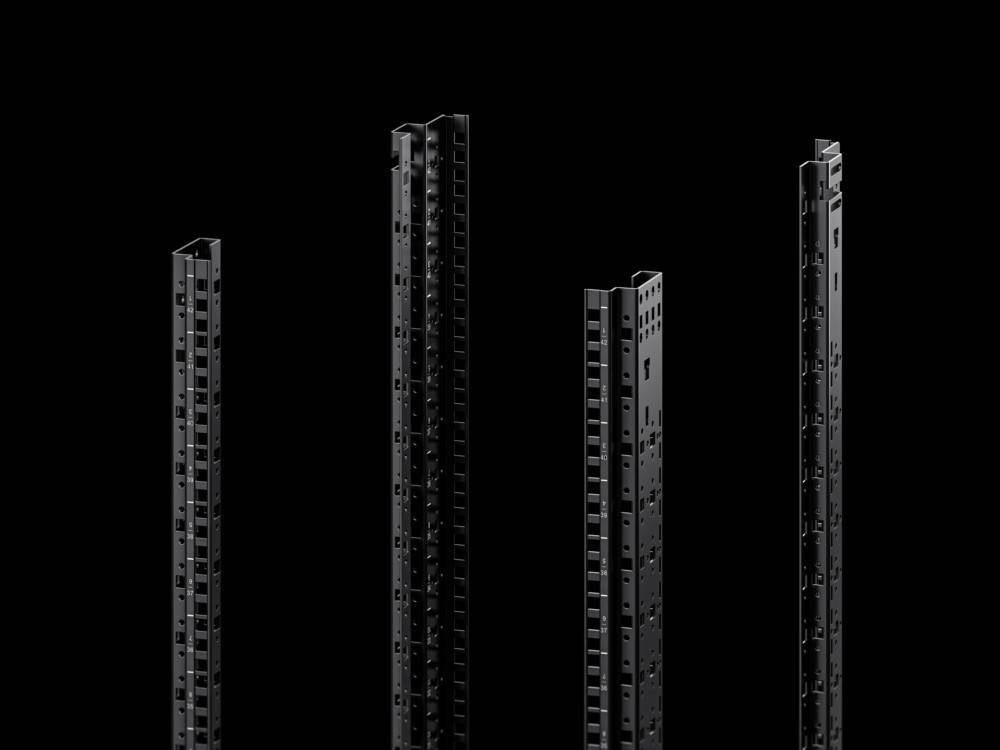 Vier hohe, schwarze, rechteckige Säulen mit gleichmäßig verteilten Löchern, die vor einem einfarbig schwarzen Hintergrund stehen.