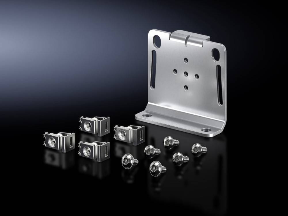 Metallische Befestigungshalterung mit mehreren Schrauben und kleineren Halterungen auf einer reflektierenden schwarzen Oberfläche, die Hardwarekomponenten präsentiert.