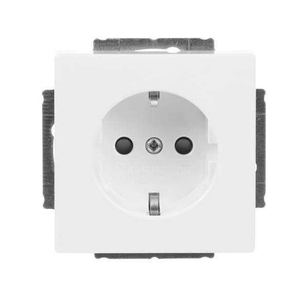 Eine weiße europäische Elektro-Wandsteckdose mit zwei runden Öffnungen und einem Erdungsstift, die vor einer quadratischen weißen Platte montiert ist.