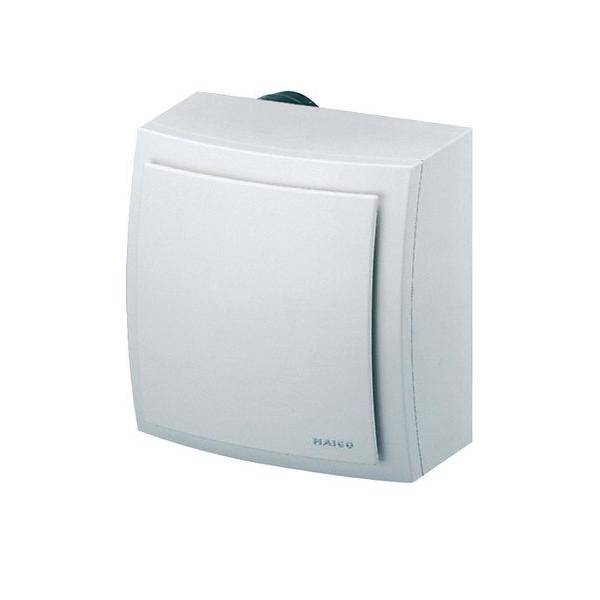 Weißer wandmontierter Lüftungsventilator mit gekrümmtem Frontpanel und kleinem 'MICO'-Logo am unteren Ende.