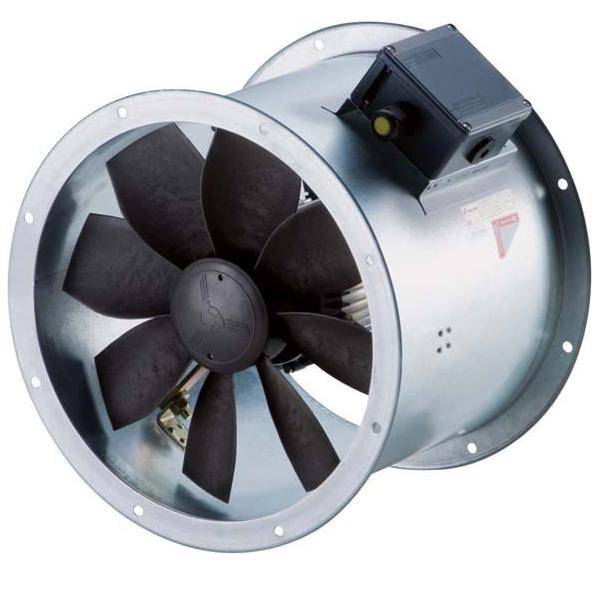 Industrieller Kanalventilator mit großen schwarzen Lüftungsblättern in einem silbernen zylindrischen Metallgehäuse, im schrägen Winkel auf weißem Hintergrund dargestellt.