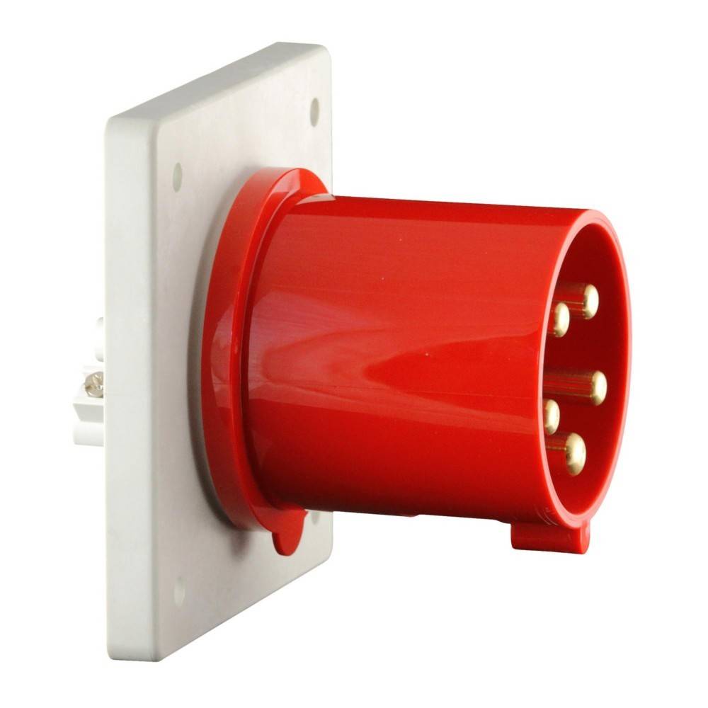 Eine rote industrielle Stromsteckdose mit Stiften, montiert auf einer weißen quadratischen Platte, die für Hochspannungsstromanschlüsse verwendet wird.