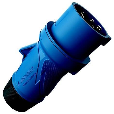 Blauer Industrie-Elektrostecker auf weißem Hintergrund, diagonal angewinkelt.