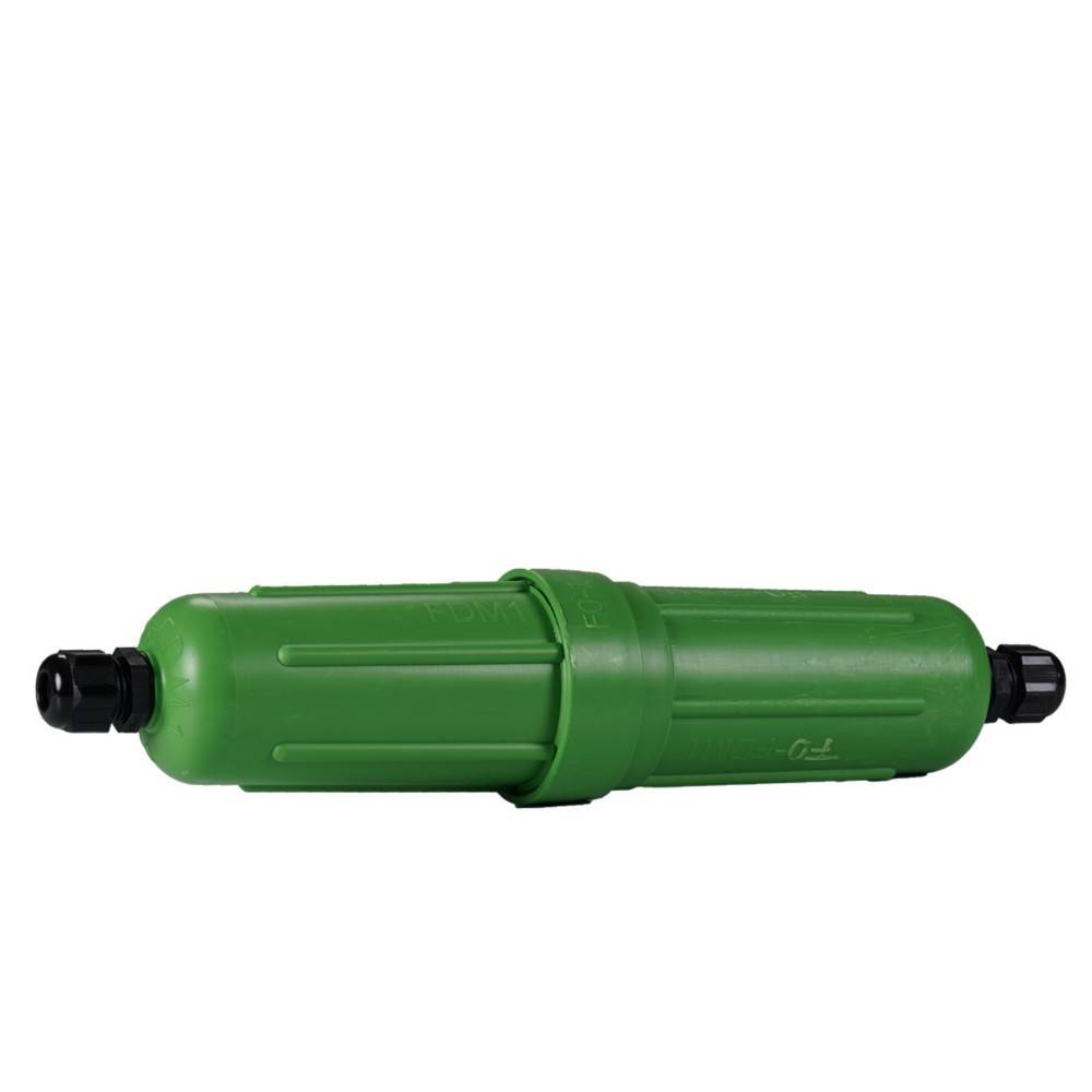 Ein grüner Inline-Wasserfilter mit schwarzen Endanschlüssen, entwickelt zur Wasserreinigung in Rohrleitungssystemen.