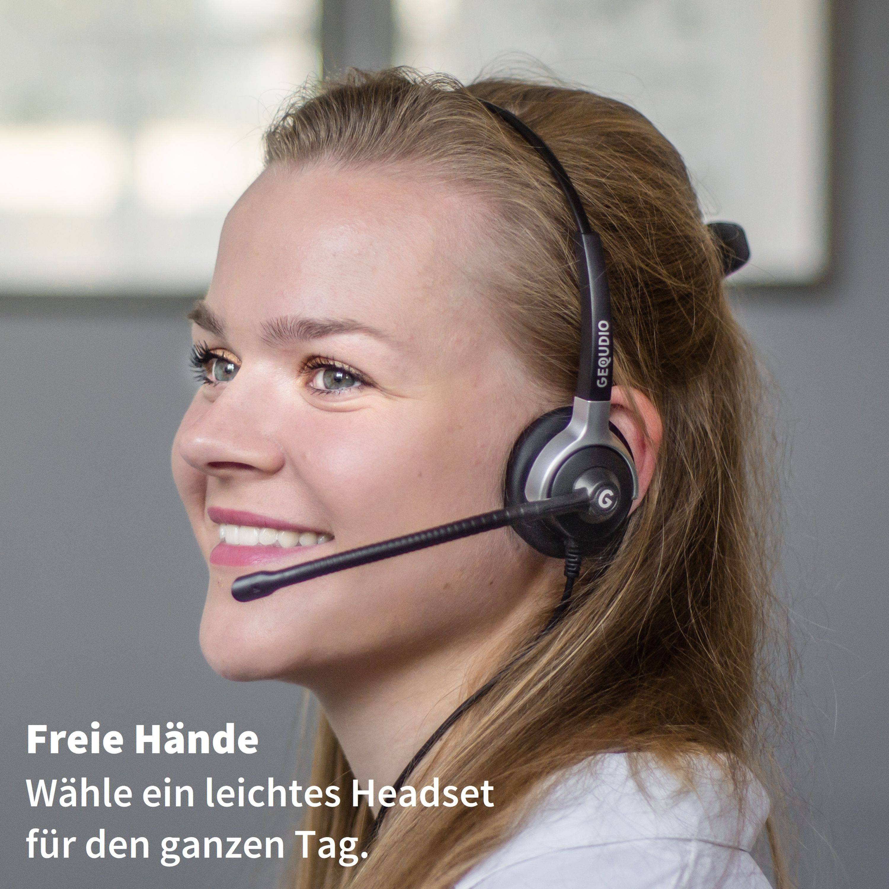 Lächelnde Frau, die ein leichtes Headset mit Mikrofon trägt; deutscher Text sagt „Freie Hände