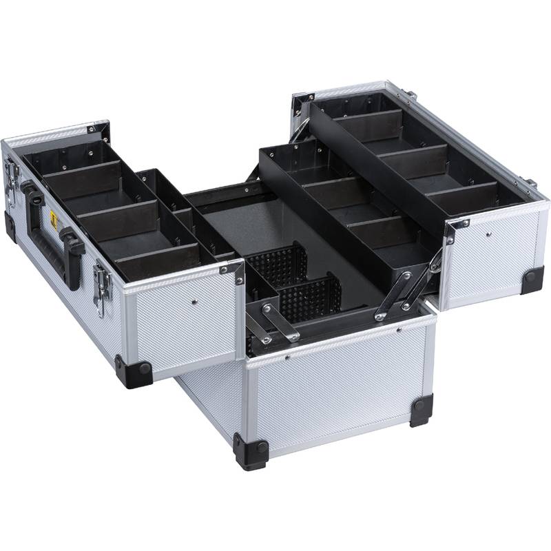 Ein silberner Aluminium-Schminkkoffer mit mehreren schwarzen Fächern und Schubladen, geöffnet, um einen organisierten Stauraum zu offenbaren.