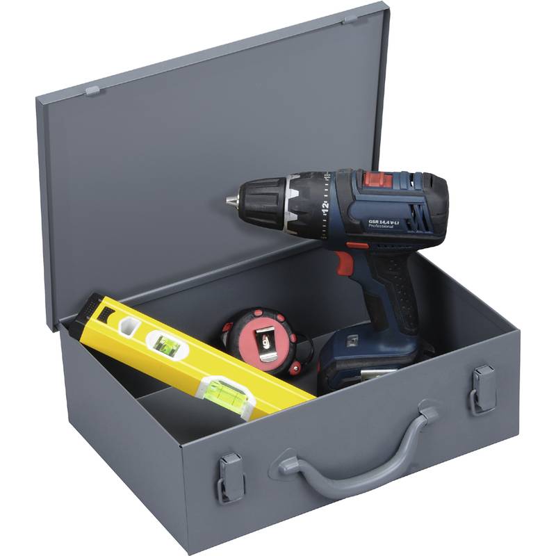 Eine graue Werkzeugkiste, die einen kabellosen Akkuschrauber, eine gelbe Wasserwaage und ein rotes Maßband enthält und auf Heimwerkeraufgaben hindeutet.