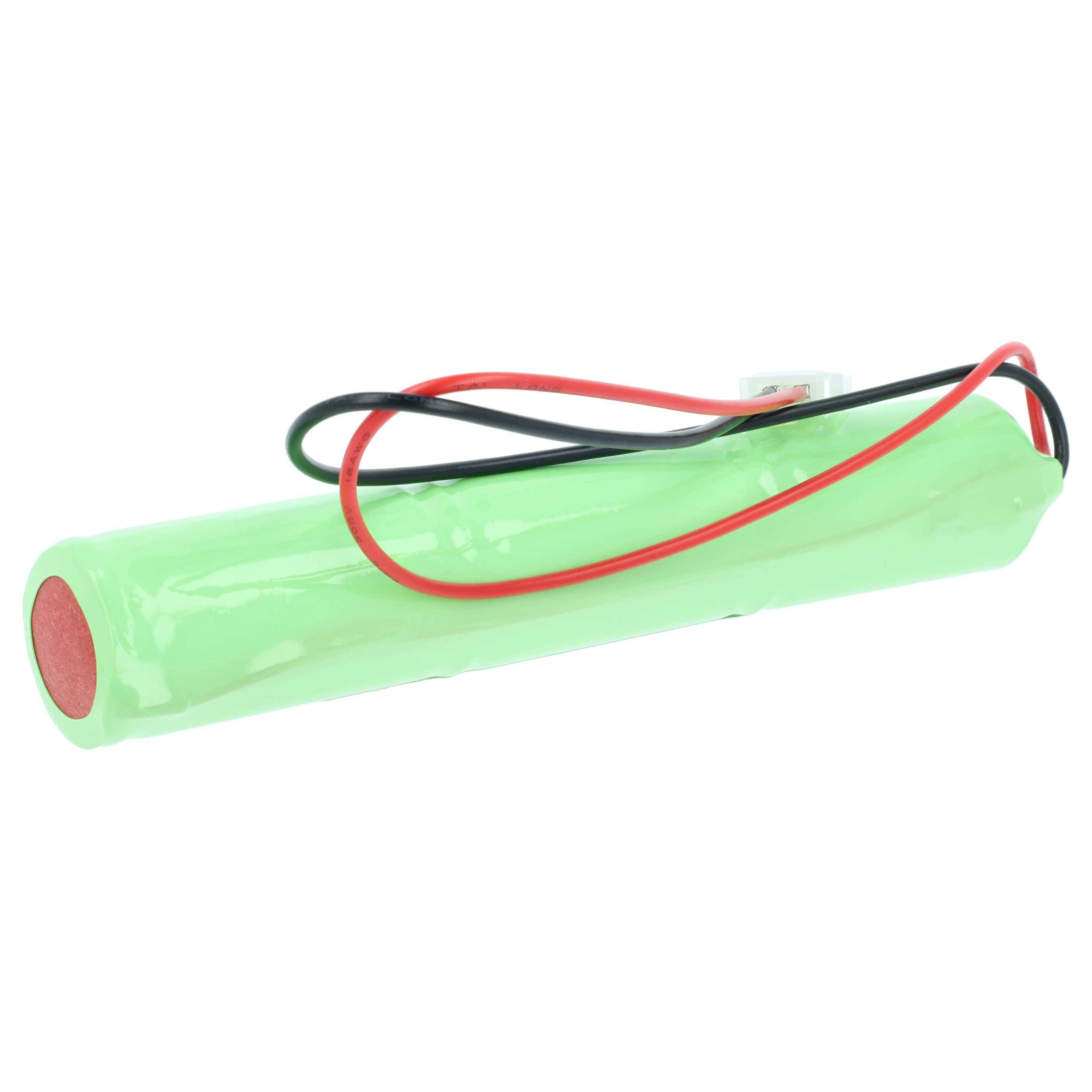 Ein grünes zylindrisches Batteriepaket mit angebrachten roten und schwarzen Drähten wird auf weißem Hintergrund gezeigt.