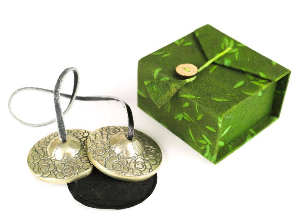 Geschenkbox mit Zimbeln Kleinere Tingsha (Handzimbeln) in einer silbernen Optik mit Blumenmotiv, Durchmesser ca. 4,5 cm, In einer hochwertigen
