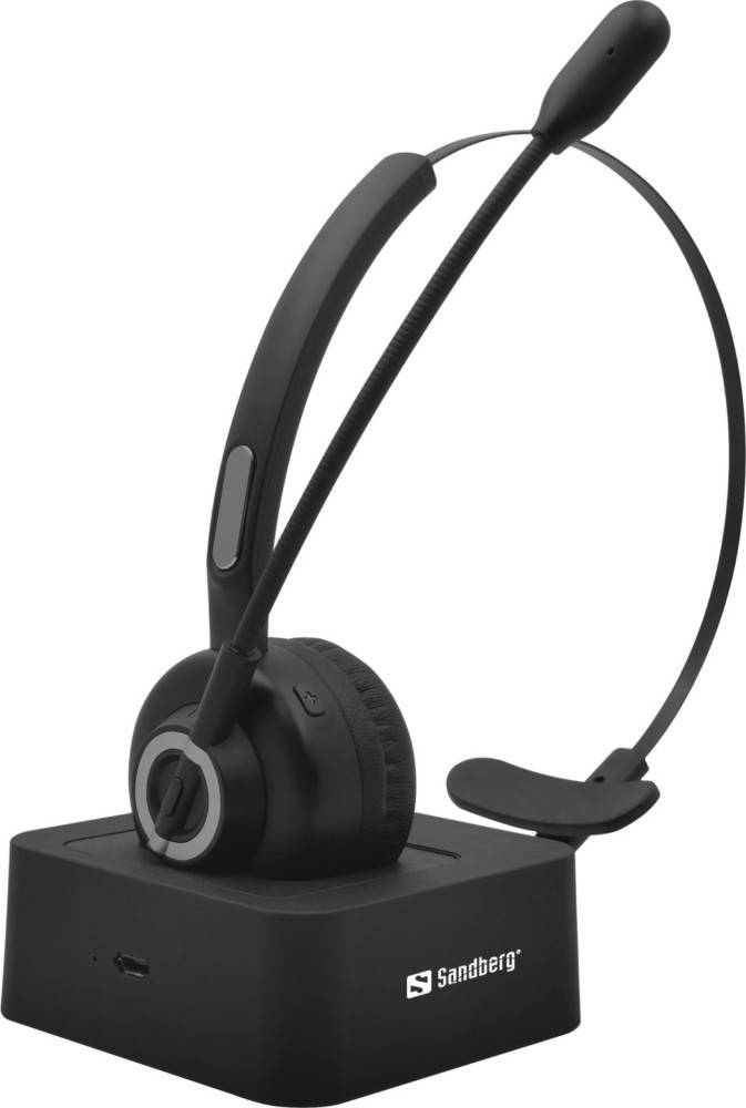 Ein schwarzes drahtloses Headset ruht auf einem Ladegerät und verfügt über einen verstellbaren Kopfbügel sowie ein Schwenkmikrofon.