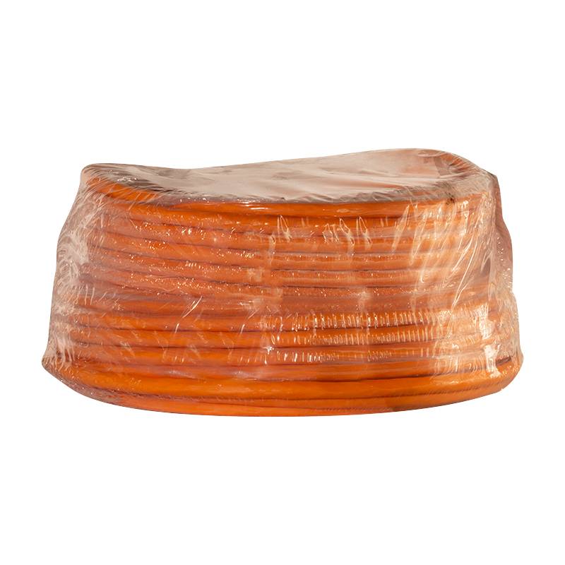 Stapel aus orangefarbigen aufgerollten Schläuchen, die in klarer Kunststofffolie verpackt sind, auf weißem Hintergrund.