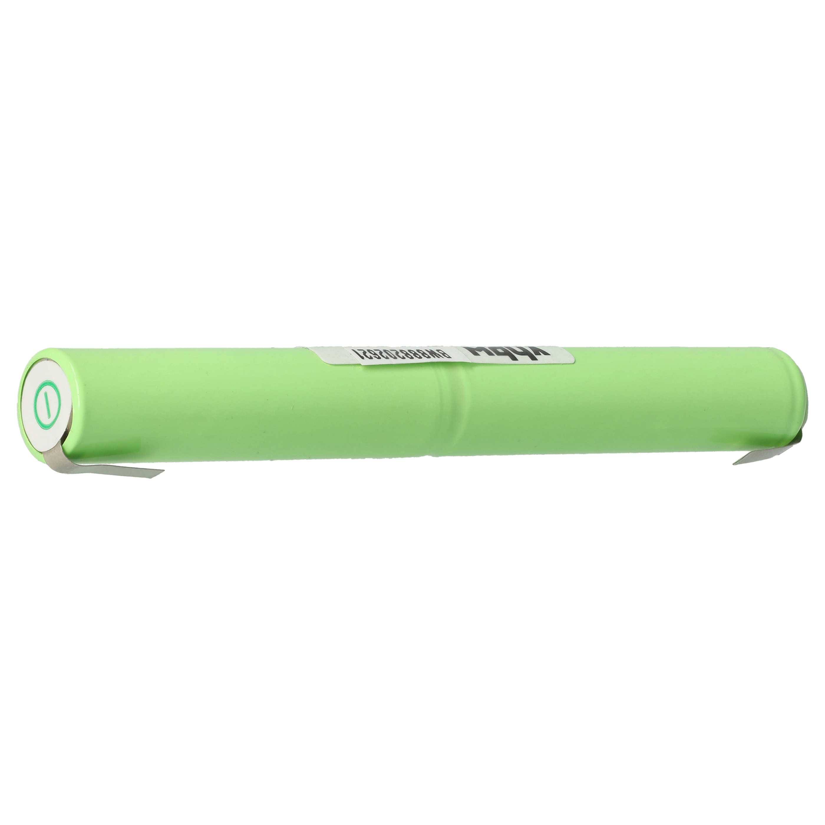 Eine grüne zylindrische Batterie mit flacher Ober- und Unterseite, mit einem weißen Etikett mit Text und Symbolen auf weißem Hintergrund.