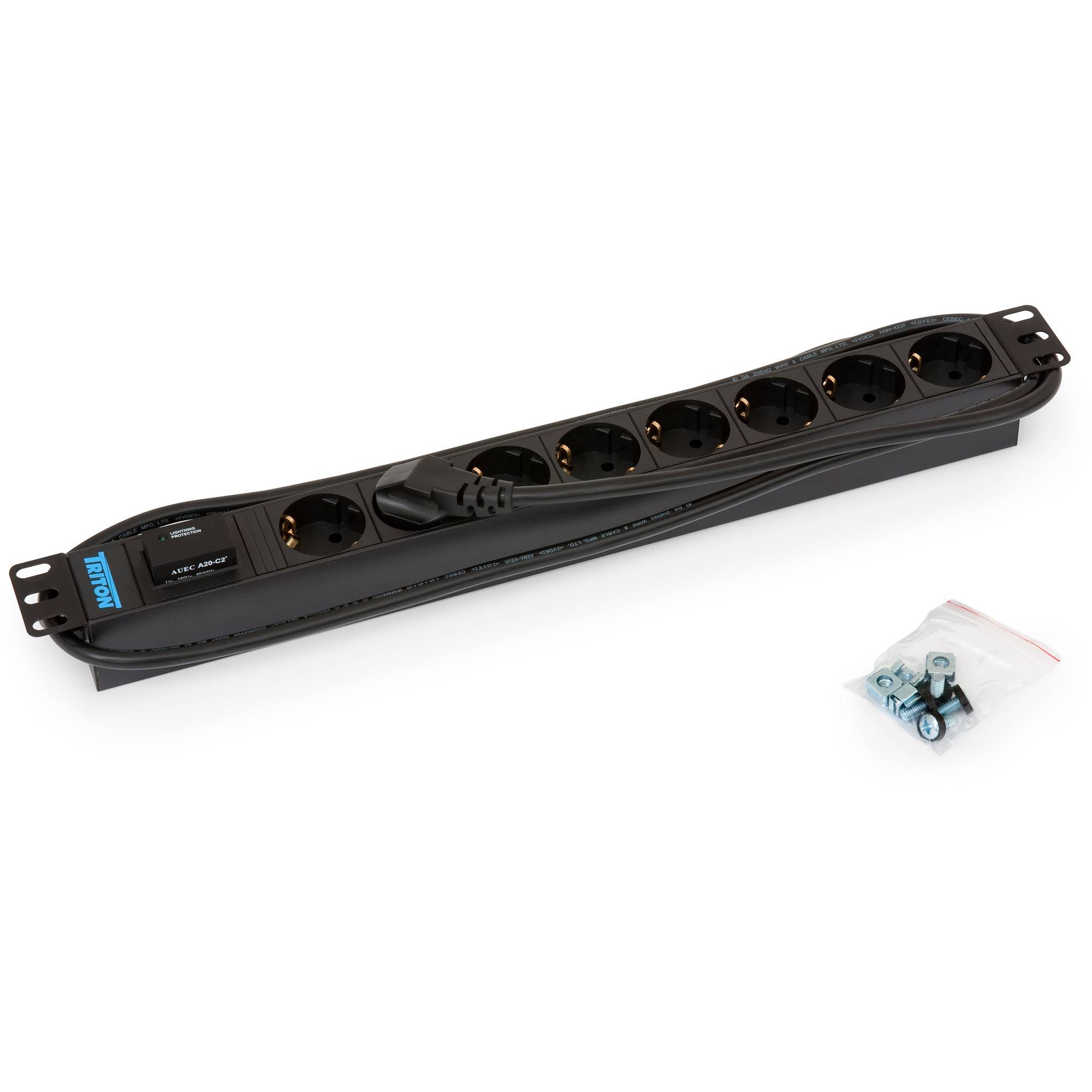 Schwarze Rack-Montageleiste mit mehreren Steckdosen, angebrachtem Kabel und einem kleinen Beutel mit Montageschrauben auf weißem Hintergrund.