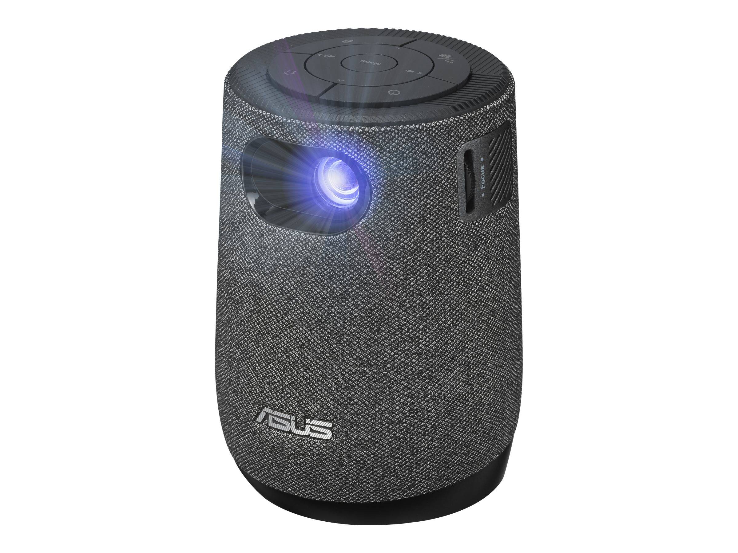 Tragbarer schwarzer ASUS-Projektor mit stoffbezogenem Gehäuse, leuchtender Linse und Steuertasten oben, auf weißem Hintergrund dargestellt.