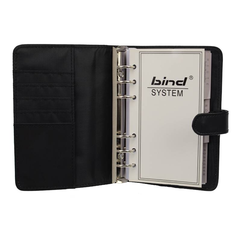 Ein offener schwarzer Lederbinder zeigt einen Notizblock mit der Beschriftung ‚bind SYSTEM' mit sechs Ringen. Der Binder verfügt über Taschen und einen Druckknopfverschluss.
